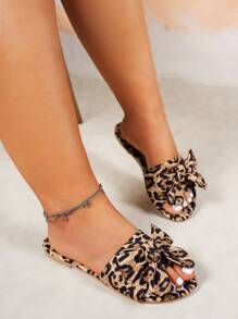 Sandalias planas de mujer con estampado de leopardo y decoración de lazo, cómodas y de ancho adaptable para playa y vacaciones, sandalias de verano con estilo de slip-on (color aleatorio)