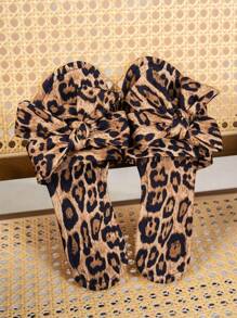 Sandalias planas de mujer con estampado de leopardo y decoración de lazo, cómodas y de ancho adaptable para playa y vacaciones, sandalias de verano con estilo de slip-on (color aleatorio)