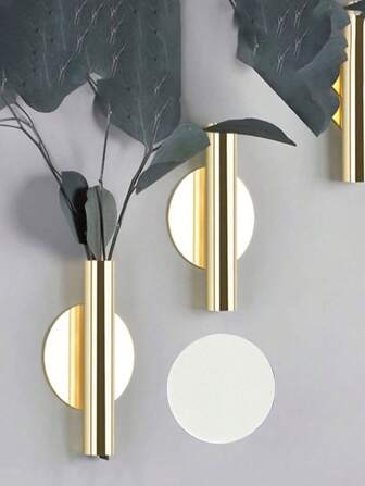 家居生活，家居装饰，壁挂花瓶，创意铁艺花器，斯堪的纳维亚风格金色壁挂花瓶，客厅，免打孔墙面装饰，入口壁挂插花圆筒，金属花瓶，仿真植物悬挂花盆，假花室内装饰花瓶