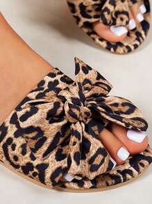 Sandalias planas de mujer con estampado de leopardo y decoración de lazo, cómodas y de ancho adaptable para playa y vacaciones, sandalias de verano con estilo de slip-on (color aleatorio)