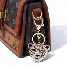Lindo encanto de bolso con estampado de leopardo, llavero de jaguar, llavero de animal de dibujos animados para mujeres, accesorio elegante con adornos de rhinestone, decoración de estilo callejero personalizada para fiestas, mejor regalo para amigos - Dorado - Ver 3