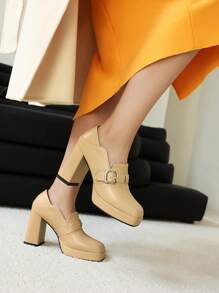 Talons hauts plateforme sexy et , imperméables. Nouvelle collection printemps, bottes à talons larges style européen et américain avec découpe en V profonde, confortables
