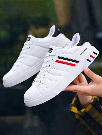 Moda de los hombres de rayas blancas Casual Sneakers, ligero y cómodo deslizamiento en los zapatos, antideslizante y resistente al desgaste, tenis de hombre, apto para deportes al aire libre, los desplazamientos y el desgaste diario casual.