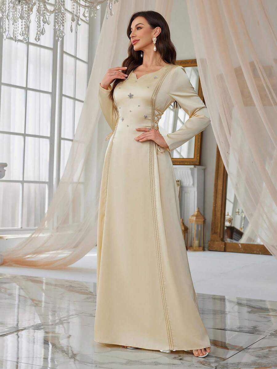 优雅长款缎面阿拉伯连衣裙，V 领设计，主教袖饰以精致贴花，采用无弹力面料制成，修身剪裁展现优美曲线。