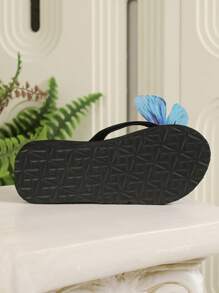 Sandales à talons hauts avec grand papillon bleu d'été, sandales à lanière papillon noir pour femmes, tongs style plage et vacances avec papillon