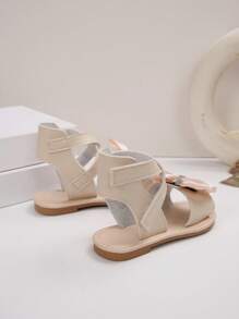 1 paire de sandales plates pour filles, de couleur unie avec des fleurs de marguerite, décor de fausses perles, PU antidérapant, confortable, de luxe, à la mode, bout rond, avec une bride à scratch, sandales casual adaptées aux activités extérieures, printemps/été 2025