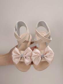 1 paire de sandales plates pour filles, de couleur unie avec des fleurs de marguerite, décor de fausses perles, PU antidérapant, confortable, de luxe, à la mode, bout rond, avec une bride à scratch, sandales casual adaptées aux activités extérieures, printemps/été 2025