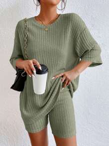 2 pièces Ensemble homewear pour femmes à col rond unicolore. Haut côtelé et shorts de pyjama, convient pour un usage domestique et les vacances