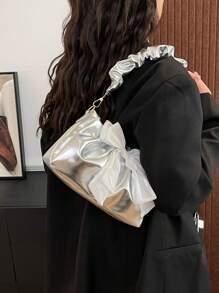 Bolso de mano plisado en forma de media luna con decoración de lazo de pañuelo de seda, bolso de mano con forma de nube casual con correa de cadena metálica, bolso bandolera cruzado