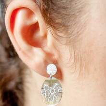 Pendientes de huevo de Pascua para mujer, delicados pendientes colgantes con lazo brillante, joyería para regalo de cumpleaños - plata - Ver 3