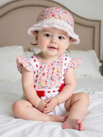 女婴花卉印花拼布连体衣，配蝴蝶结装饰和帽子