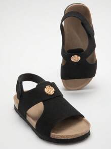 1 双女孩金色花卉徽章装饰仿麂皮鞋面，橡胶鞋底配软木中底，防滑减震露趾钩环带平底凉鞋，时尚休闲，适合日常和假日穿着 - 黑色 - 查看 3