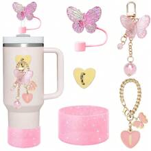5 pièces d'accessoires de tasse tumbler incluant un capuchon avec paille papillon de 10 mm, un charme de chaîne initiale avec papillon, un charme papillon et une protection en silicone pour les tasses de 30oz et 40oz. Décoration de tasse, cadeau pour la fête des mères.