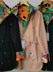 chamarra para dama doble vista con print de flores en tonos naranja, azul y rosa, tela antiderrapante y cintas en la parte de la cintura y broche en ambos lados de la bolsa. - Albaricoque - Ver 1