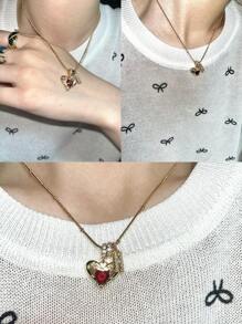 1 pièce Collier avec pendentif personnalisé minimaliste en zircone cubique en forme de cœur et lettre initiale en or, collier avec lettre personnalisable simple. Pendentif avec initiale en acier inoxydable personnalisé. Un cadeau idéal pour la petite amie, la mère, la famille, l'amie, la fille pour l'anniversaire, la Saint-Valentin, la Fête des mères, la remise des diplômes, le port quotidien, le mariage, la fête.
