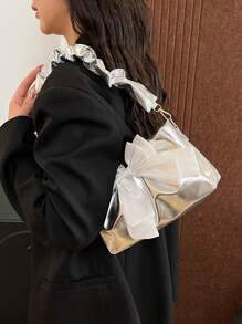 Bolso de mano plisado en forma de media luna con decoración de lazo de pañuelo de seda, bolso de mano con forma de nube casual con correa de cadena metálica, bolso bandolera cruzado