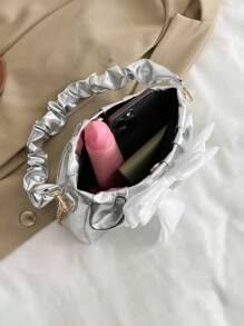Bolso de mano plisado en forma de media luna con decoración de lazo de pañuelo de seda, bolso de mano con forma de nube casual con correa de cadena metálica, bolso bandolera cruzado