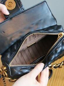 Nuevo diseño de nicho 2025 Bolso de caja de unicolor romboidal, bolso de mano con cadena gruesa, bolso cuadrado pequeño con costura bordada, elegante bolso de axila, versátil bolso cruzado de viaje, bolso de mujer de alta gama