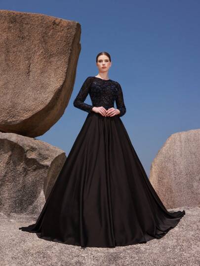 DELLA COUTURE 这款奢华的手工亮片黑色修身圆领缎面晚礼服，优雅浪漫，时尚百搭，适合红毯和派对、晚宴、婚礼等正式场合。长款鸡尾酒裙，裙摆呈喇叭形，也可作为派对或婚礼宾客礼服穿着。