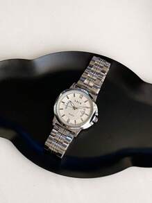 1 pièce Montre pour homme avec bracelet en acier inoxydable argenté, cadran noir surdimensionné et design personnalisé, idéal pour les affaires, les réunions et les fêtes. Sans boîte incluse.