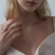 新款女士流苏心形吊坠项链，设计柔美小巧，简约优雅，适合佩戴于锁骨处。