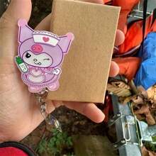 Sanrio (Autorizzato) Fermaglio per badge acrilico PMMA con micro sigilli di personaggi Sanrio dottore, infermiera, insegnante: adatto per i miei amati e divertenti personaggi Romika, regolabile