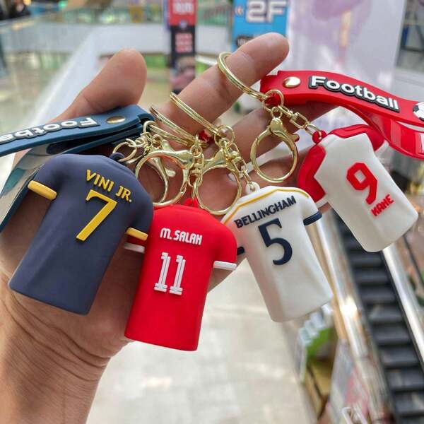 1 pièce Porte-clés de maillot de football de style aléatoire, pendentif de sac à dos de personnage de bande dessinée, porte-clés de voiture, petits articles cadeaux
