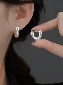 1 pereche de cercei cu agrafă inimă din metal lustruit minimalist pentru femei, potriviti pentru purtarea zilnică și de sărbători