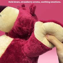 Miniso 迪士尼洛索系列 - 中号坐姿毛绒娃娃，蓬松长毛绒材质，内置草莓香味，经典粉棕色配色 + 3D 立体笑脸细节，可作家居靠垫和陪伴娃娃，适合作为情人节礼物（1 件） - 玫紅色 - 查看 4