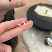 4 件迷你磨砂米珍珠耳环，铜合金无镍首饰，敏感简约风格，舒适的耳钉，适合穿耳，适合日常佩戴，睡觉时无需取下即可佩戴