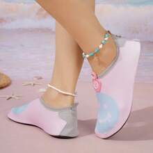 女士粉色低帮蝴蝶跟游泳鞋、健身水上鞋、瑜伽鞋，采用弹性面料鞋面和 TPR 鞋底，夏季海滩风格