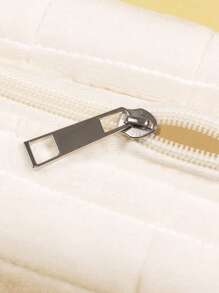 1 PC Almofada branca com padrão de quilting xadrez floral Bolsa de maquiagem, bolsa de maquiagem portátil elegante e casual, multifuncional, grande capacidade Bolsa de armazenamento grande para bolsa, batons, absorventes higiênicos, almofadas de bolsa, moedas, chaves, fones de ouvido, Air Pods, fone de ouvido com fio, cabos, carregador, fones de ouvido, organizador de artigos de higiene pessoal bonito, bolsa de armazenamento de viagem, para mulheres, doces, enfermeiras, meninas da escola, presente de feriado. Organizador de artigos de higiene pessoal de viagem, presentes essenciais, armazenamento, acessórios com zíper, unhas, bolsa de maquiagem, bolsa de maquiagem, bolsas de maquiagem, bolsa de cosméticos, organizador de maquiagem, viagem, bolsa de maquiagem, bolsa, penteadeira, bolsa de maquiagem, itens essenciais de viagem, bolsa, bolsas de maquiagem, bolsas, essenciais de viagem, acessórios de penteadeira, pequena bolsa de maquiagem