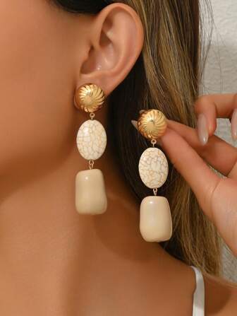 2 st eleganta och trendiga bohemiska örhängen i harts i vit marmor, guldfärgade halvcirkelformade örhängen, hänge i imitation turkos, vågigt hartsblock, hartsblock med bläcktvättat mönster, beige och rosa flerfärgade eleganta och sexiga örhängen för kvinnor, lämpliga för semester, fest och vardagsbruk, minimalistisk och mångsidig design för charmiga damer. Hartset är utformat för att uppnå en jadeliknande effekt, varje smycke har unik färg och mönster, mögelmärken är normala på grund av hällningsprocessen.