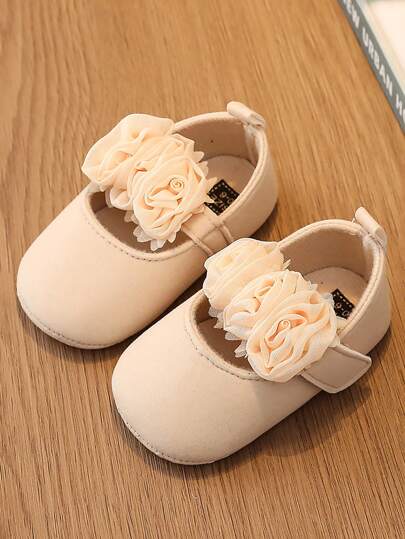 1 双女童花朵装饰带休闲舒适婴幼儿鞋，适合春秋季节