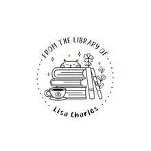 1 Stück personalisierter Initialen Buchprägerstempel, personalisierter Bibliotheksstempel, Scrapbooking Prägegerät, personalisierter Umschlagprägerstempel, Handprägegerät, Initialen Prägerstempel, Datumsprägerstempel, Hochzeits-Prägungsstempel, Papier-Prägungsstempel, für Geschäft/Arbeit/Büro modern, vintage, Cartoon, Kawaii, personalisiert, Mitarbeiter, Kunden, Studenten, für Geschäft/Arbeit/Schulanfang, für Universität, saisonale Auswahl, Büro & individualisierte Stempel