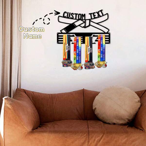1 Stück personalisierter Jiu-Jitsu Gürtel Medaillen Aufbewahrungsständer, individualisierter Namenstext Medaillen Aufsteller, Eisen Kunst Wand Dekor Hängeregal, geeignet für Schlafzimmer, Wohnzimmer, Eingangsbereich, schickes Herbstdesign