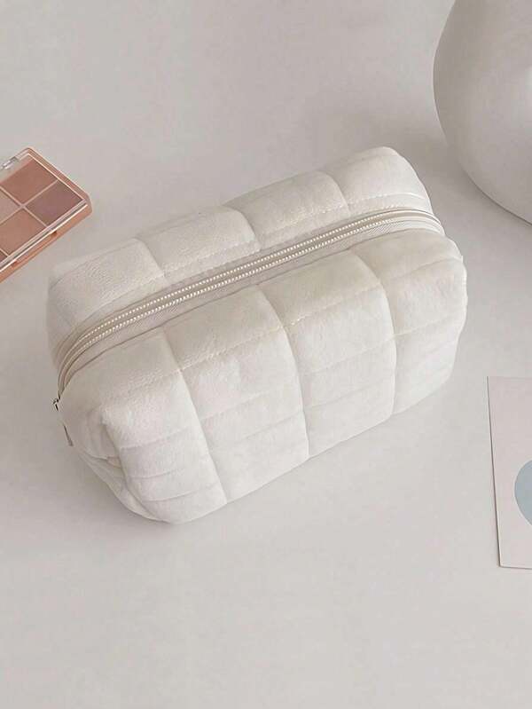 1 PC Almofada branca com padrão de quilting xadrez floral Bolsa de maquiagem, bolsa de maquiagem portátil elegante e casual, multifuncional, grande capacidade Bolsa de armazenamento grande para bolsa, batons, absorventes higiênicos, almofadas de bolsa, moedas, chaves, fones de ouvido, Air Pods, fone de ouvido com fio, cabos, carregador, fones de ouvido, organizador de artigos de higiene pessoal bonito, bolsa de armazenamento de viagem, para mulheres, doces, enfermeiras, meninas da escola, presente de feriado. Organizador de artigos de higiene pessoal de viagem, presentes essenciais, armazenamento, acessórios com zíper, unhas, bolsa de maquiagem, bolsa de maquiagem, bolsas de maquiagem, bolsa de cosméticos, organizador de maquiagem, viagem, bolsa de maquiagem, bolsa, penteadeira, bolsa de maquiagem, itens essenciais de viagem, bolsa, bolsas de maquiagem, bolsas, essenciais de viagem, acessórios de penteadeira, pequena bolsa de maquiagem