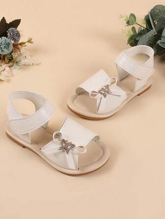 1 双新款时尚百搭女童珍珠和水钻蝴蝶结装饰可爱平底凉鞋，钩环圆头日常穿着舞蹈户外一脚蹬春秋公主鞋带亮片装饰