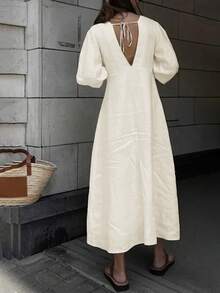 فستان طويل بأكمام منتفخة ذو لون واحد فضفاض لوحيد الصدر، متسى الظهر وذو رقبة على شكل حرف V ، بأسلوب إجازة فرنسي عصري مناسب للربيع والصيف