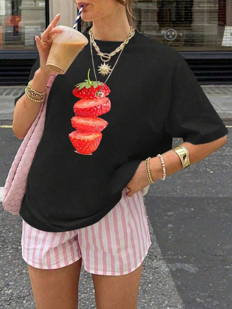 Parte superior de manga corta, de cuello redondo, holgada y casual con estampado de patrón de fresa para mujer, camiseta casual personalizada para festival de música
