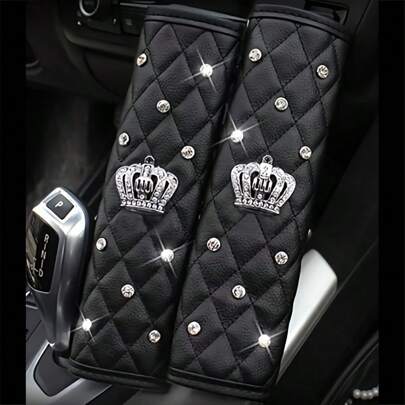 奢华黑色 PU 皮革安全带肩垫，带水钻皇冠和水钻缝线 - 时尚女士汽车内饰配件，舒适设计，车辆内饰造型 | 绗缝 PU 皮革