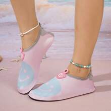 女士粉色低帮蝴蝶跟游泳鞋、健身水上鞋、瑜伽鞋，采用弹性面料鞋面和 TPR 鞋底，夏季海滩风格