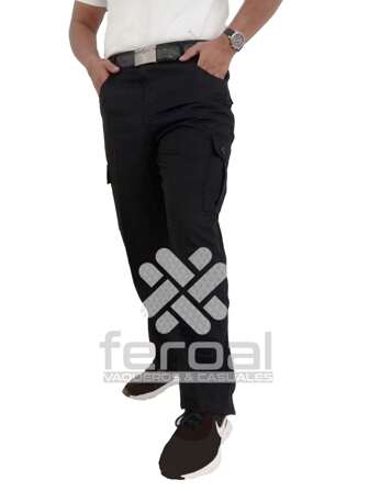 Pantalon cargo con bolsas al costado de gabardina tipo tactico