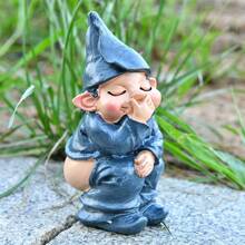 1 pièce Figurine décorative d'un nain mignon aux fesses nues, l'air timide et se couvrant la bouche tout en souriant. Convient pour la décoration de la chambre, de la voiture, des toilettes, les décorations d'anniversaire intéressantes, la décoration de la chambre et de la salle de bain, du salon, de la cour, du bureau, de l'étagère, du cabinet d'affichage. Meilleurs cadeaux pour les amis et décorations extérieures.