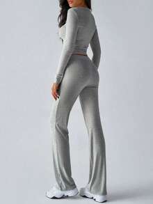 Jesienny damski, modny top z długim rękawem odsłaniający brzuch, dopasowane, sznurowane spodnie z rozszerzanymi nogawkami, sportowy garnitur