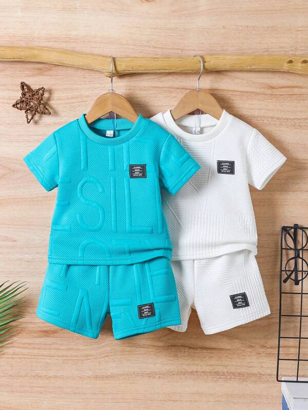 Set de 3 piezas de vestuario informal para niños de 0 a 3 años, camiseta de manga corta con estampado en relieve de letras emparejada con pantalones cortos, ropa de verano cómoda