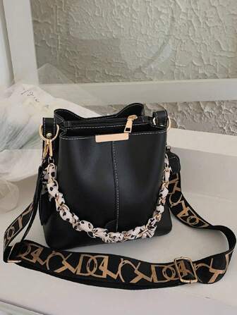 女士字母装饰宽肩带单肩包带链条，时尚简约水桶包附赠围巾