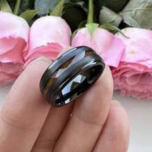 1 件 8 毫米不锈钢戒指，男女时尚订婚和结婚戒指，独特的戒指套装，镶嵌在台阶上凌乱的沙地上的普通红木，是送给父亲和孩子的最佳节日礼物珠宝 - 黑色 - 查看 4