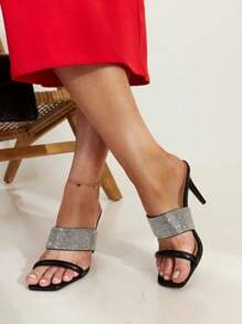Sandali con tacco alto alla moda estivi con decorazioni in piume