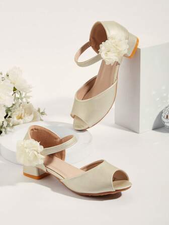 1 双女童大童花朵装饰高跟厚底露趾舒适防滑白色优雅时尚百搭夏季凉鞋